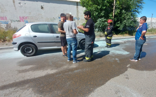 Se le comenzó a prender fuego el auto mientras lo manejaba