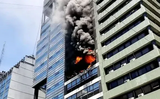 Explosión e incendio en un edificio aledaño al Ministerio de Trabajo