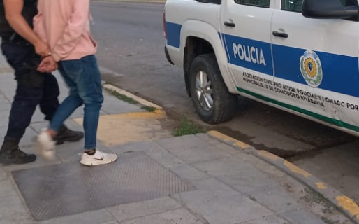 Un joven anda robando bombones