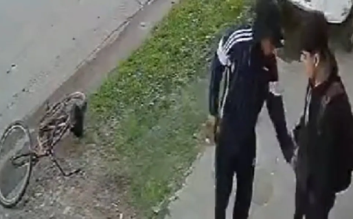 Le robaron el celular, recibió tres tiros y se quedó con la bicicleta del ladrón