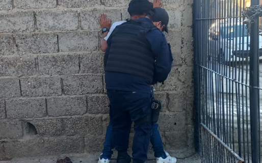 Defendió a su ex pareja de un loco con dos cuchillos