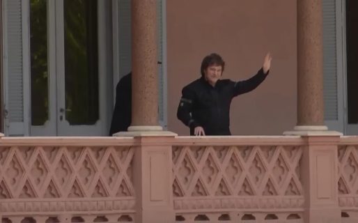Milei apareció en el balcón de la Casa Rosada para saludar y sorprendió a la gente en la Plaza de Mayo