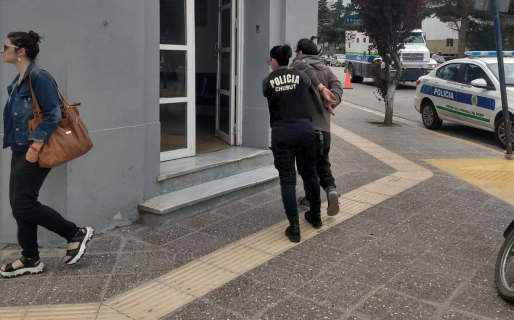 Le rompió la luneta a un remis lastimando a un pasajero y le pegó a una mujer en un colectivo