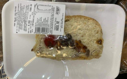 Un supermercado vende el pan dulce en rebanadas