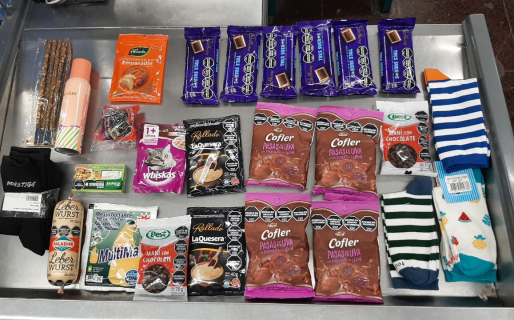 Mujer con mal gusto roba pasas de uva cubiertas de chocolate