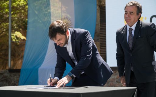 Torres firmó el decreto que da de baja y audita designaciones del último año: «No hay lugar para los ñoquis»