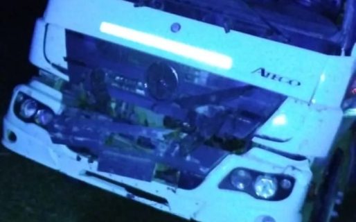 Accidente vial: Dos camiones chocaron sobre Ruta N°3