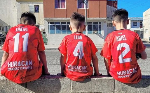 Tres hermanos de Comodoro venden jugos para poder viajar con su club de Fútbol