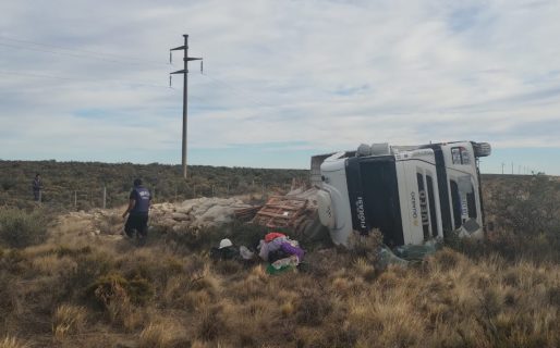Volcó un camión que traía cemento a Comodoro