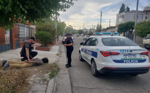 Dos runners atraparon a un hombre que había robado la batería de un auto y le dieron una paliza