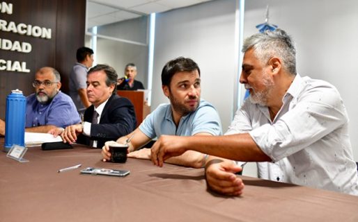 Torres acordó paritarias con los gremios estatales del 30% en 3 tramos