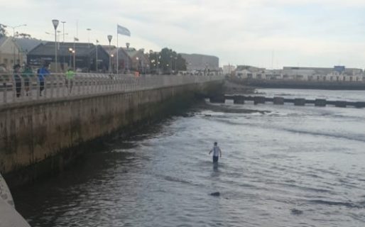 Se arrojó al mar a buscar su reloj y quedó atrapado