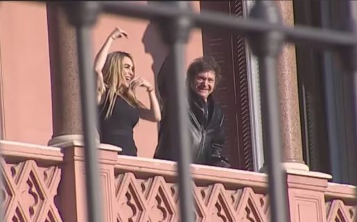 Javier Milei y Fátima Florez salieron a saludar desde el balcón de Casa Rosada antes de la mudanza a Olivos