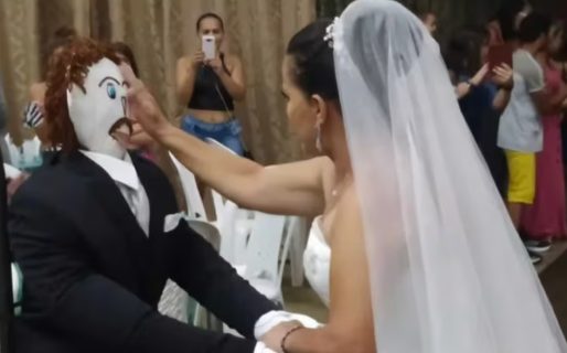 Una mujer se casó con un muñeco de trapo y lo acusó de infiel