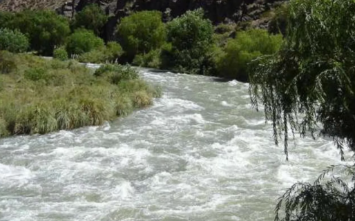 Un hombre se ahogaba en un río y pidió ayuda a su familia pero pensaron que era una broma: terminó muriendo