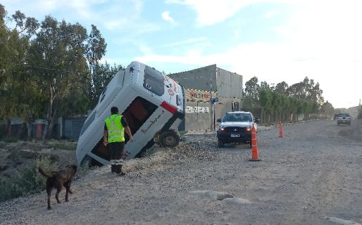 Robaron una camioneta y la dejaron incrustada en un zanjón