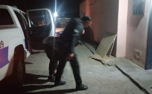 Un hombre golpeó a su pareja y a su hija, fue reducido por los vecinos y quedó detenido