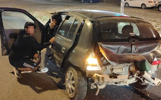 Frenó en un semáforo y la chocaron