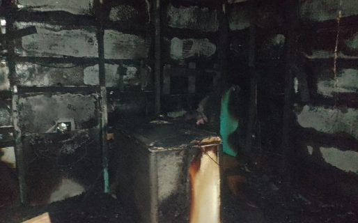 Voraz incendio consumió por completo una vivienda y una familia se quedo con lo puesto