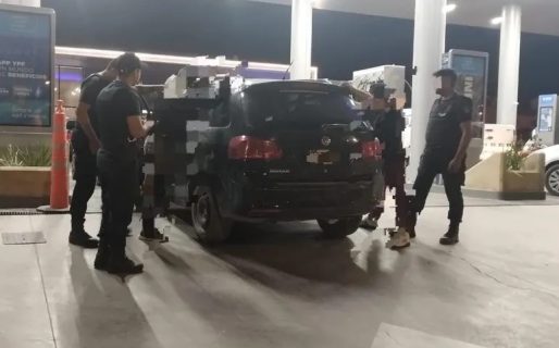 Robaron un auto a punta de pistola y fueron detenidos