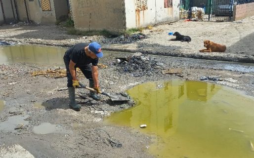Vecinos de las 1.008 denuncian contaminación en las calles del barrio