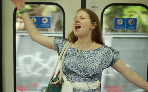 Ganó una beca para estudiar en Los Ángeles y canta ópera en el tren para juntar el dinero que le falta