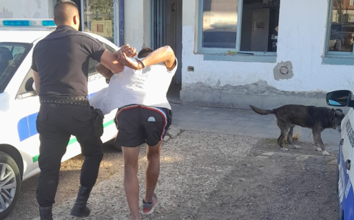 Empleados de una fábrica de pastas aprehendieron a un sujeto que les robó dos vinos