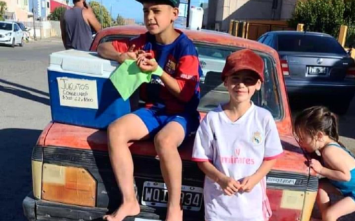 Comodoro Solidario: venden juguitos para costear un viaje a Córdoba con su Club de Fútbol