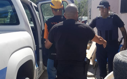 La agredió y luego la amenazó con un cuchillo y un martillo