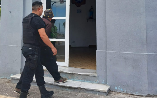 A plena luz del día, dos sujetos intentaron robar cables en la avenida Rivadavia