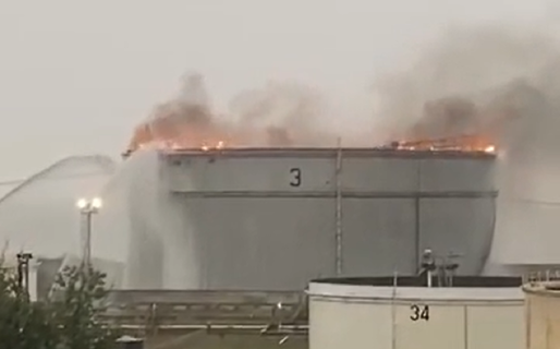Dock Sud: un rayo provocó el incendio del techo de un tanque de petróleo crudo en una destilería