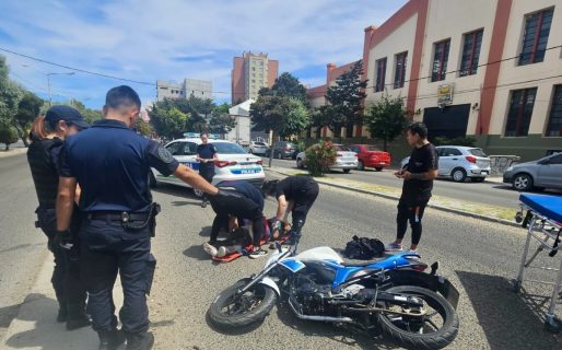 Acompañante de un motociclista resultó lesionado tras un accidente en el centro