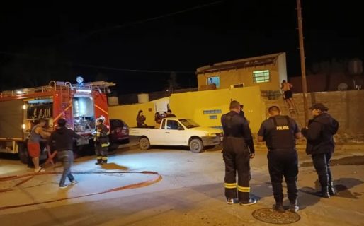 Hicieron un asado, apagaron mal las cenizas y se les incendió el patio