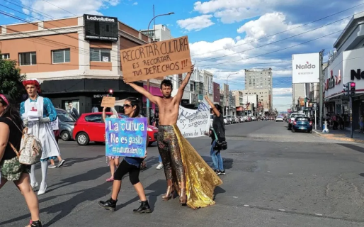 Una decena de artistas locales salieron a las calles  a manifestarse en contra de las medidas de Milei