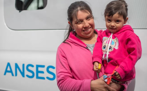 Oficializaron por decreto el aumento de la AUH ANSES: cuánto cobran en enero