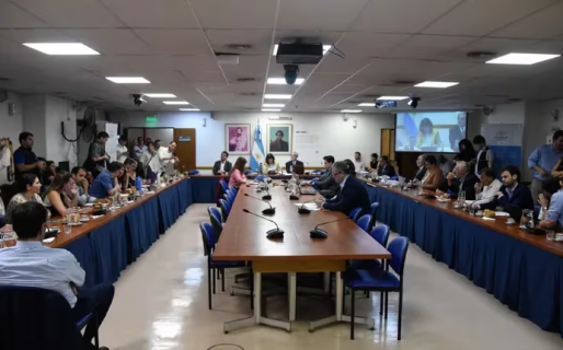 El Gobierno define su estrategia frente al juicio a la Corte para tratar de garantizar la vigencia del DNU