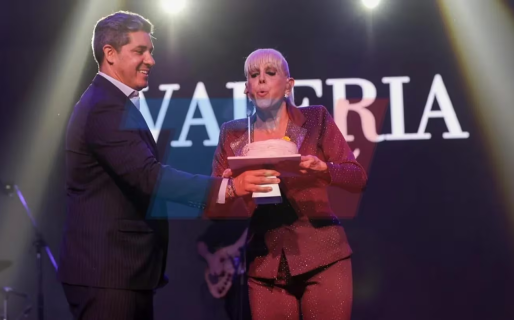 Valeria Lynch celebró sus 72 años arriba del escenario y a los besos con Mariano Martínez