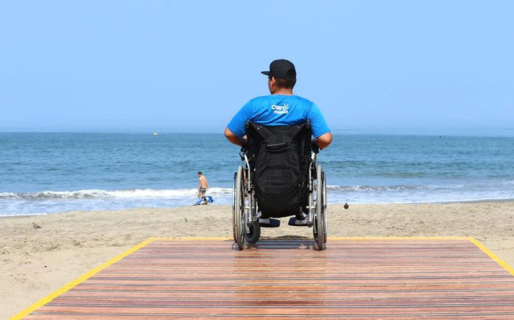 «Playa para todos»: colocaron en Rada Tilly la primer pasarela para sillas de ruedas