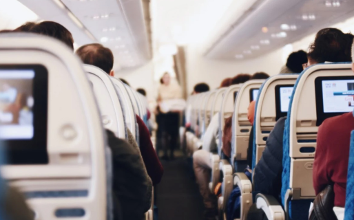 Una joven se enamoró de un pasajero en un avión e ideó un increíble plan para encontrarlo