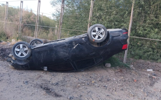 Un conductor ebrio perdió el control de su vehículo y acabó volcando