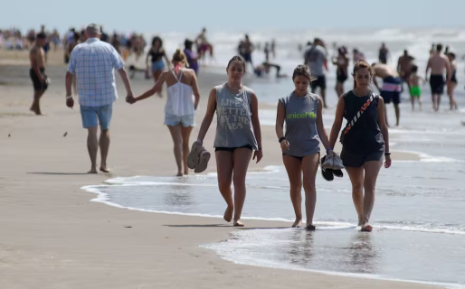 “Turismo espontáneo”, “regateo” y “mal humor”: cómo veranean los argentinos con más de 200% de inflación