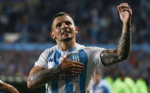 Tras su controvertida salida de Racing, Emiliano Vecchio fue presentado en su nuevo club