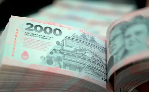 Suba del dólar: el peso podría perder la mitad de su valor en 2024