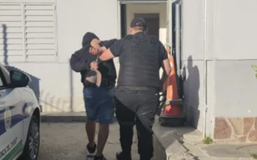 Intentó llevarse dos fernets sin pagar de un supermercado y fue detenido