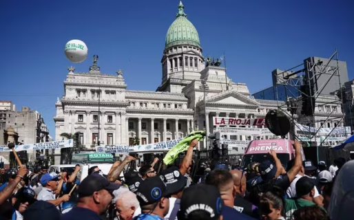 Piqueteros, partidos de izquierda y organizaciones sociales marchan al Congreso en contra de la Ley Ómnibus