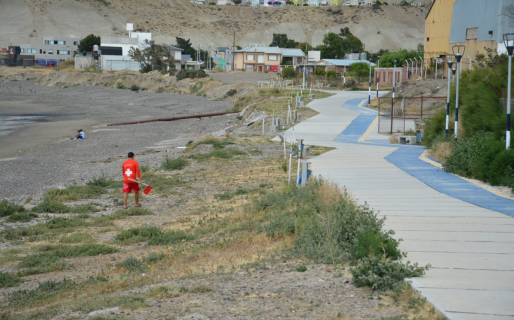 Vecinos de zona Norte denuncian acumulación de basura en espacios recreativos: «Es un peligro para los niños y no es justo que estén encerrados»