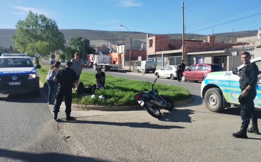Un auto y una moto colisionaron dejando al motociclista herido