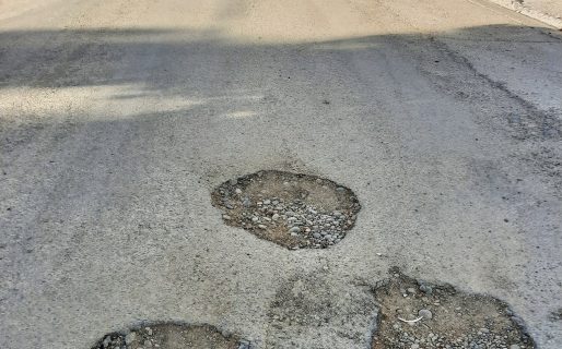 Vecinos de Saavedra piden que tapen pozos en la Avenida principal del barrio