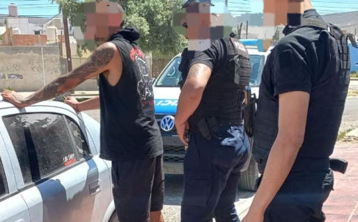 Circulaba errante y casi provoca un accidente: resultó ser un violento con pedido de captura