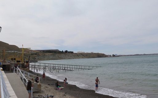 Un joven fue rescatado por los guardavidas en la playa de Caleta Córdova
